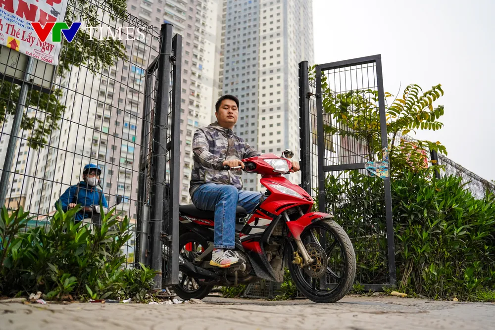 KĐT Kim Văn - Kim Lũ thiếu đường kết nối, người dân xếp hàng luồn lách giờ cao điểm - Ảnh 12. KĐT Kim Văn - Kim Lũ thiếu đường kết nối, người dân xếp hàng luồn lách giờ cao điểm - Ảnh 12.