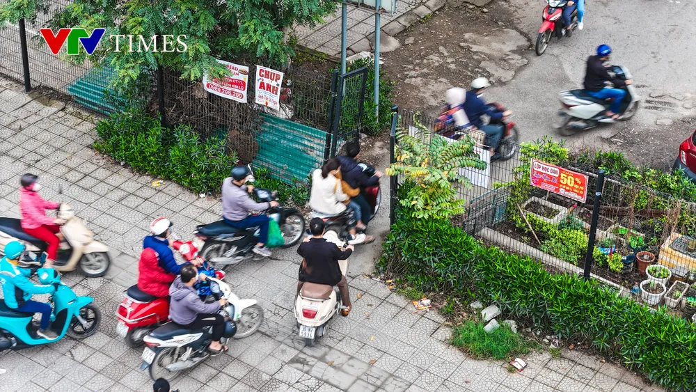 KĐT Kim Văn - Kim Lũ thiếu đường kết nối, người dân xếp hàng luồn lách giờ cao điểm - Ảnh 2. KĐT Kim Văn - Kim Lũ thiếu đường kết nối, người dân xếp hàng luồn lách giờ cao điểm - Ảnh 2.
