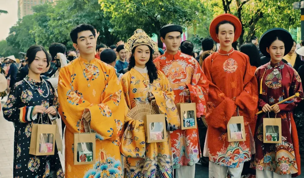 Hơn 3.000 người tham gia Đồng diễn dân vũ với áo dài mừng ngày Quốc tế phụ nữ - Ảnh 6. Hơn 3.000 người tham gia Đồng diễn dân vũ với áo dài mừng ngày Quốc tế phụ nữ - Ảnh 6.