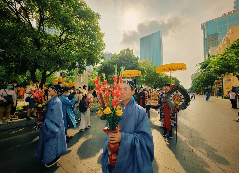 Hơn 3.000 người tham gia Đồng diễn dân vũ với áo dài mừng ngày Quốc tế phụ nữ - Ảnh 10. Hơn 3.000 người tham gia Đồng diễn dân vũ với áo dài mừng ngày Quốc tế phụ nữ - Ảnh 10.