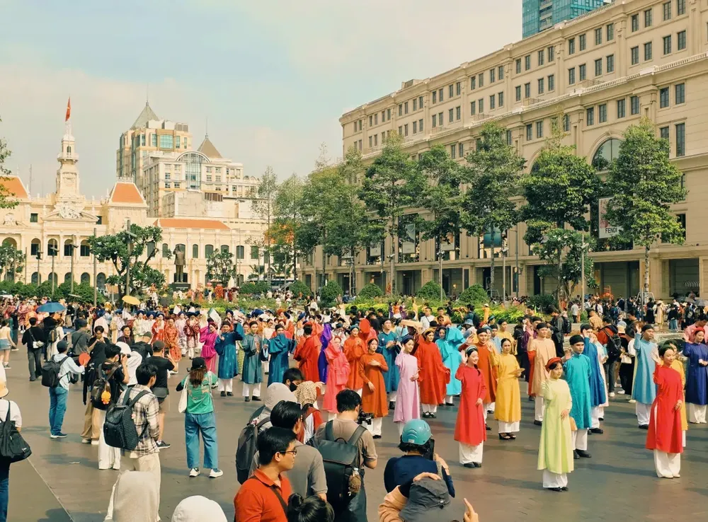 Hơn 3.000 người tham gia Đồng diễn dân vũ với áo dài mừng ngày Quốc tế phụ nữ - Ảnh 4. Hơn 3.000 người tham gia Đồng diễn dân vũ với áo dài mừng ngày Quốc tế phụ nữ - Ảnh 4.
