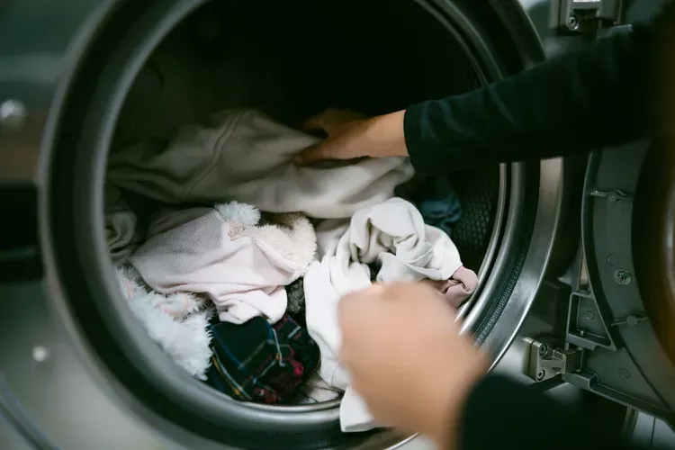 Những sai lầm khi giặt máy khiến quần áo nhăn nhúm