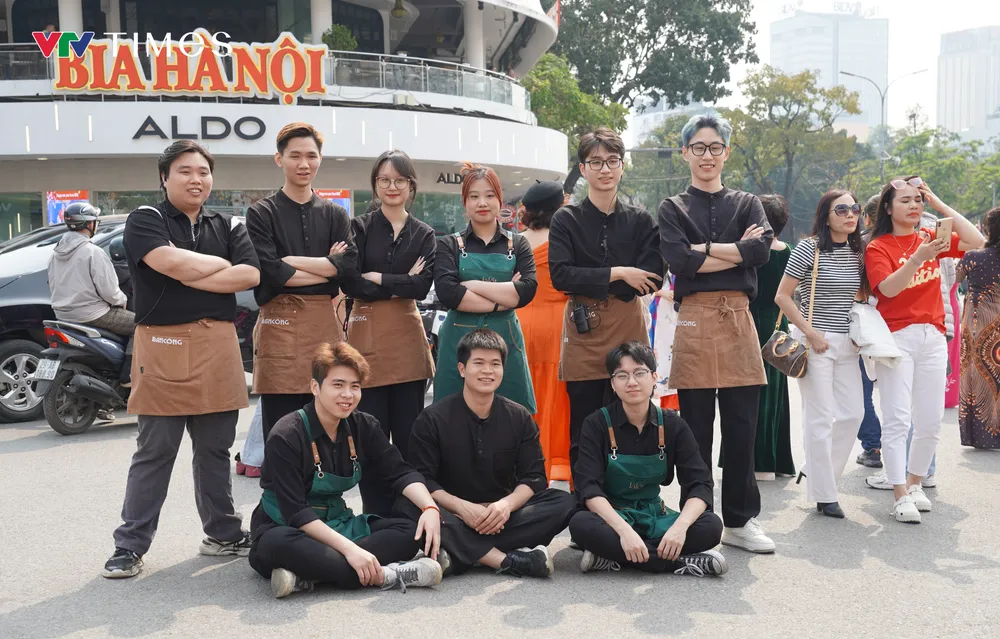 Vượt hàng trăm cây số lên Hà Nội chụp ảnh kỷ niệm trước khi Hàm cá mập bị dỡ bỏ - Ảnh 11. Vượt hàng trăm cây số lên Hà Nội chụp ảnh kỷ niệm trước khi Hàm cá mập bị dỡ bỏ - Ảnh 11.
