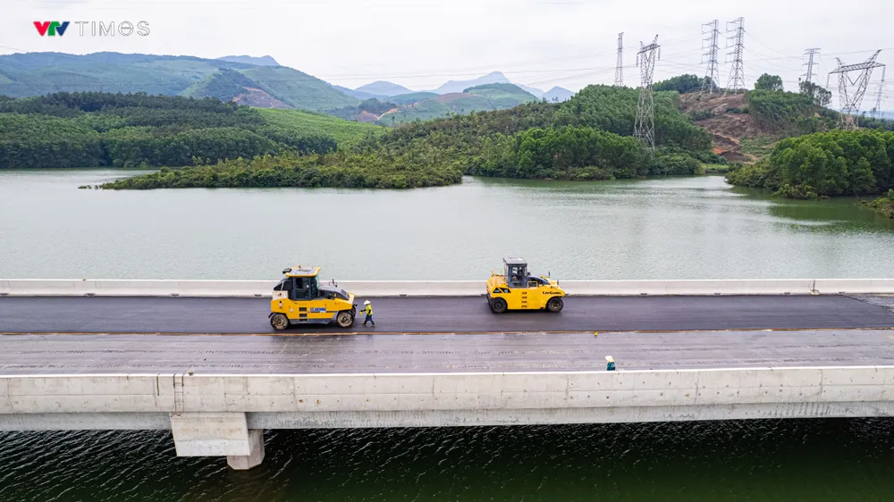 Đẩy nhanh tiến độ thi công cao tốc Bắc - Nam qua Quảng Bình - Ảnh 2. Đẩy nhanh tiến độ thi công cao tốc Bắc - Nam qua Quảng Bình - Ảnh 2.