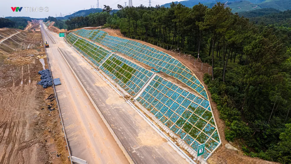 Đẩy nhanh tiến độ thi công cao tốc Bắc - Nam qua Quảng Bình - Ảnh 7. Đẩy nhanh tiến độ thi công cao tốc Bắc - Nam qua Quảng Bình - Ảnh 7.