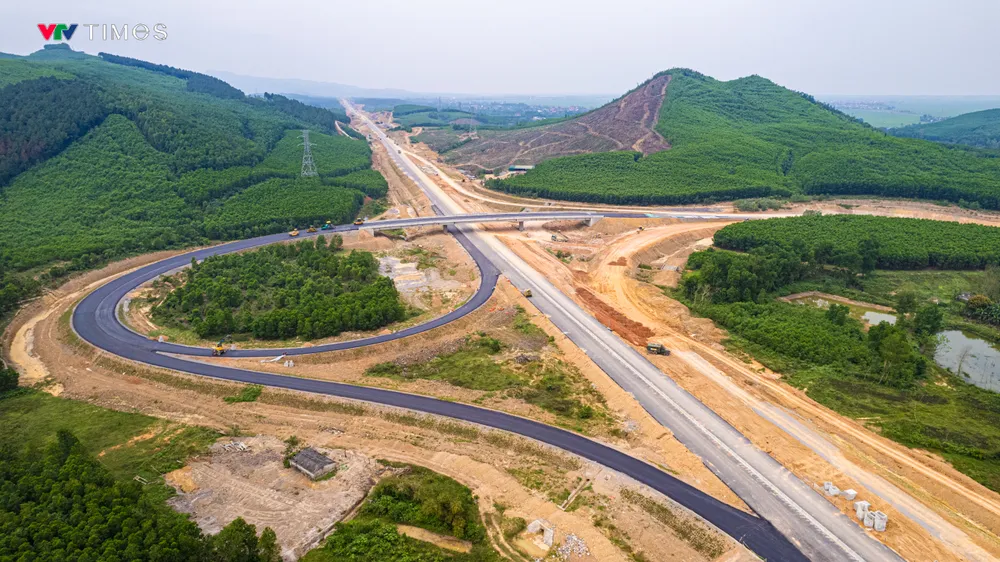 Đẩy nhanh tiến độ thi công cao tốc Bắc - Nam qua Quảng Bình - Ảnh 3. Đẩy nhanh tiến độ thi công cao tốc Bắc - Nam qua Quảng Bình - Ảnh 3.