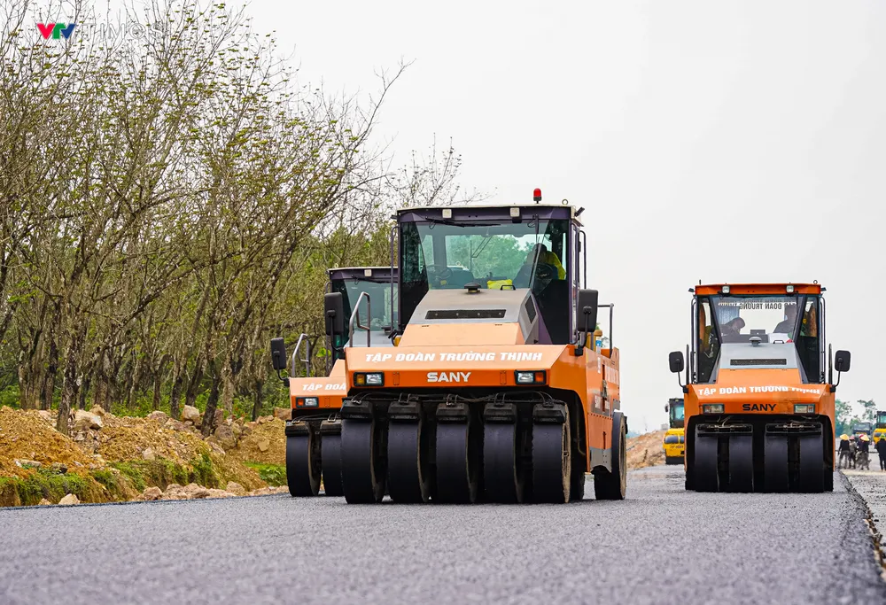 Đẩy nhanh tiến độ thi công cao tốc Bắc - Nam qua Quảng Bình - Ảnh 1. Đẩy nhanh tiến độ thi công cao tốc Bắc - Nam qua Quảng Bình - Ảnh 1.
