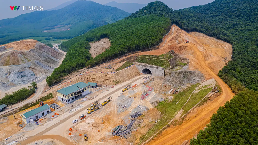 Diện mạo cao tốc Bắc - Nam qua Quảng Bình sau 2 năm thi công - Ảnh 6. Diện mạo cao tốc Bắc - Nam qua Quảng Bình sau 2 năm thi công - Ảnh 6.