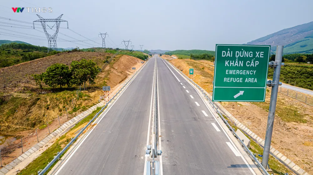 Diện mạo cao tốc Bắc - Nam qua Quảng Bình sau 2 năm thi công - Ảnh 8. Diện mạo cao tốc Bắc - Nam qua Quảng Bình sau 2 năm thi công - Ảnh 8.