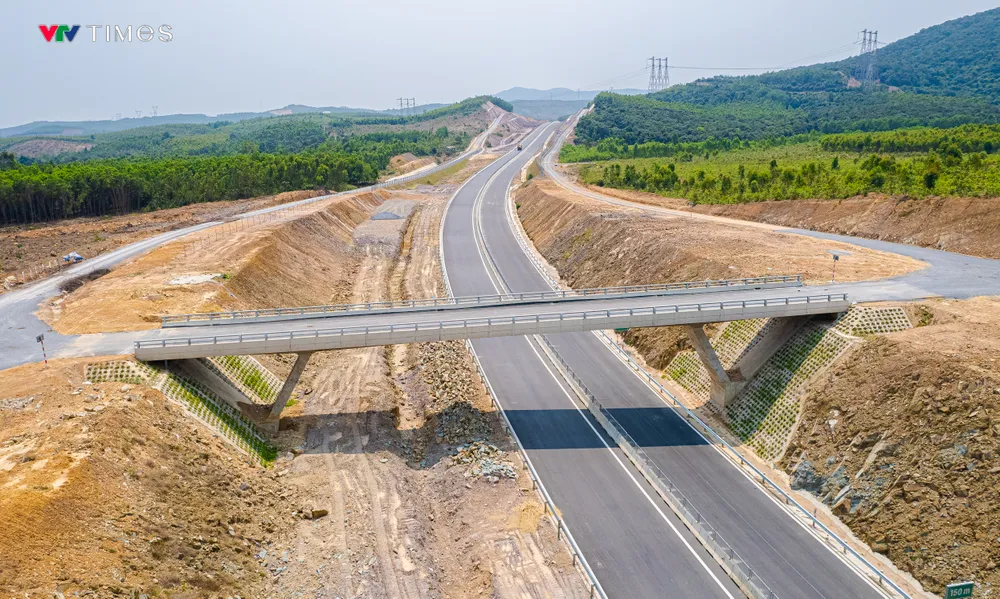 Diện mạo cao tốc Bắc - Nam qua Quảng Bình sau 2 năm thi công - Ảnh 4. Diện mạo cao tốc Bắc - Nam qua Quảng Bình sau 2 năm thi công - Ảnh 4.