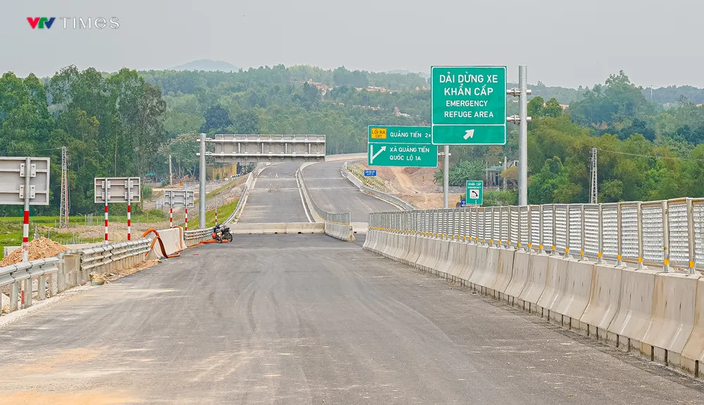 Diện mạo cao tốc Bắc - Nam qua Quảng Bình sau 2 năm thi công - Ảnh 7. Diện mạo cao tốc Bắc - Nam qua Quảng Bình sau 2 năm thi công - Ảnh 7.