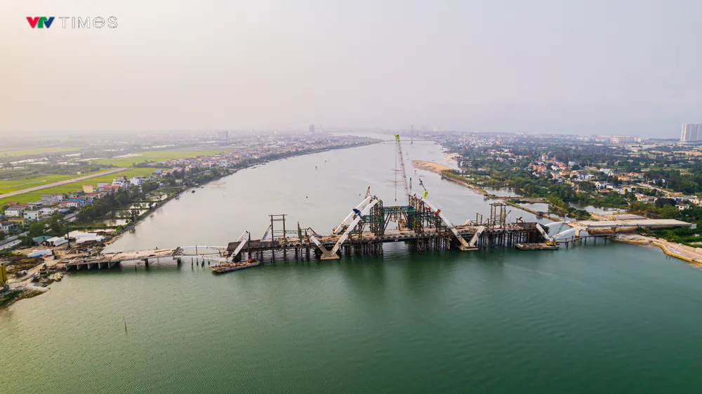 Hình hài cây cầu 1.300 tỷ bắc qua sông Nhật Lệ sau hai năm thi công - Ảnh 1. Hình hài cây cầu 1.300 tỷ bắc qua sông Nhật Lệ sau hai năm thi công - Ảnh 1.