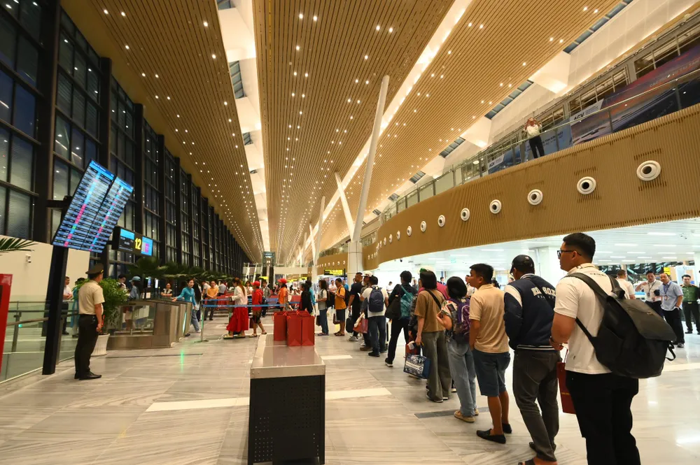 Nhà ga T3 Tân Sơn Nhất chính thức khai thác chuyến bay đầu tiên - Ảnh 7. Nhà ga T3 Tân Sơn Nhất chính thức khai thác chuyến bay đầu tiên - Ảnh 7.
