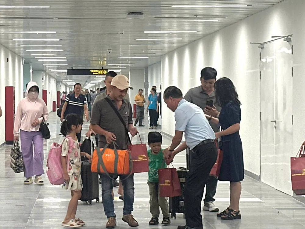 Nhà ga T3 Tân Sơn Nhất chính thức khai thác chuyến bay đầu tiên - Ảnh 9. Nhà ga T3 Tân Sơn Nhất chính thức khai thác chuyến bay đầu tiên - Ảnh 9.