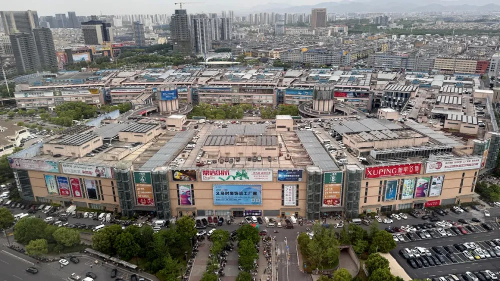 Siêu thị thế giới Nghĩa Ô trước cơn bão thuế quan - Ảnh 1. Siêu thị thế giới Nghĩa Ô trước cơn bão thuế quan - Ảnh 1.