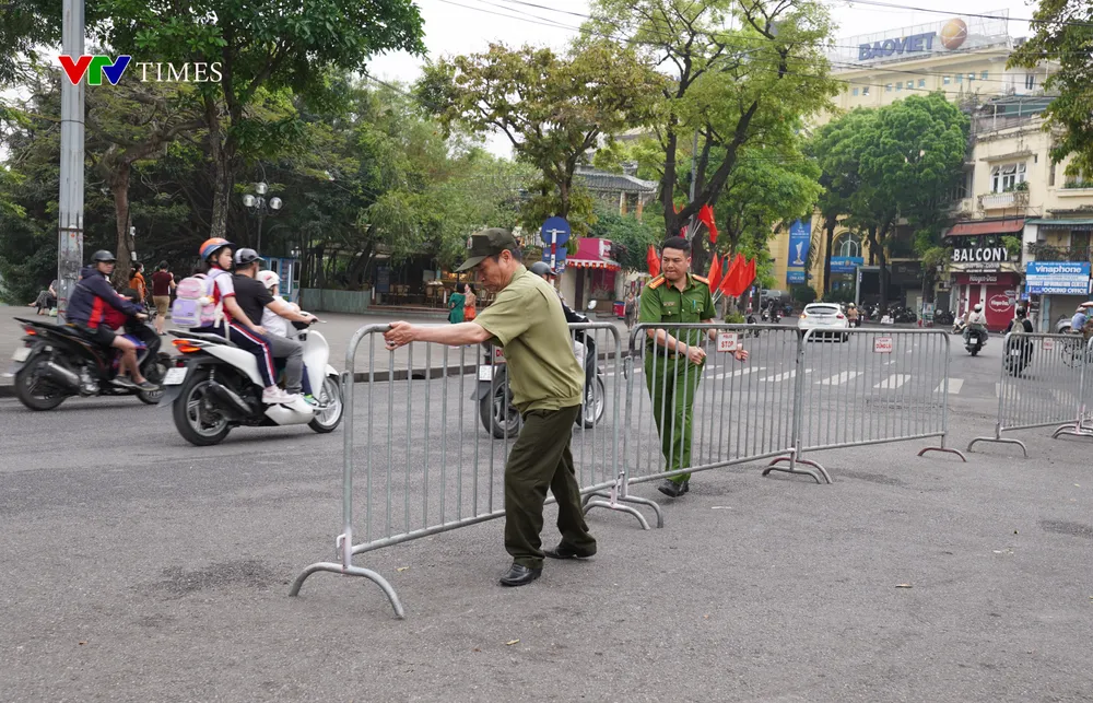 Khẩn trương di chuyển đồ đạc khỏi tòa nhà “Hàm cá mập” - Ảnh 14. Khẩn trương di chuyển đồ đạc khỏi tòa nhà “Hàm cá mập” - Ảnh 14.