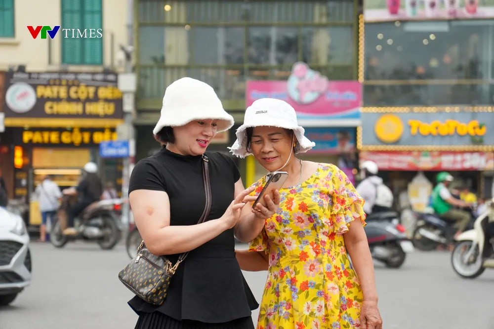 Khẩn trương di chuyển đồ đạc khỏi tòa nhà “Hàm cá mập” - Ảnh 13. Khẩn trương di chuyển đồ đạc khỏi tòa nhà “Hàm cá mập” - Ảnh 13.