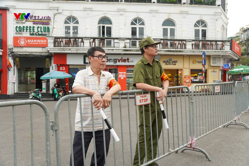 Khẩn trương di chuyển đồ đạc khỏi tòa nhà “Hàm cá mập” - Ảnh 15. Khẩn trương di chuyển đồ đạc khỏi tòa nhà “Hàm cá mập” - Ảnh 15.