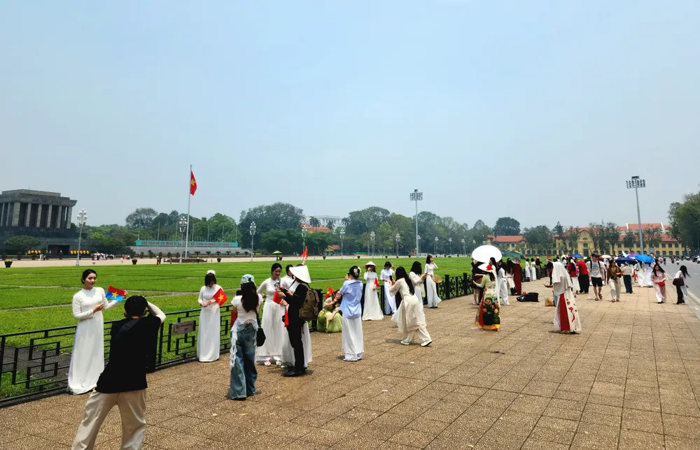 Người dân Hà Nội đổ về Quảng trường Ba Đình chào mừng 50 năm Giải phóng miền Nam - Ảnh 1. Người dân Hà Nội đổ về Quảng trường Ba Đình chào mừng 50 năm Giải phóng miền Nam - Ảnh 1.