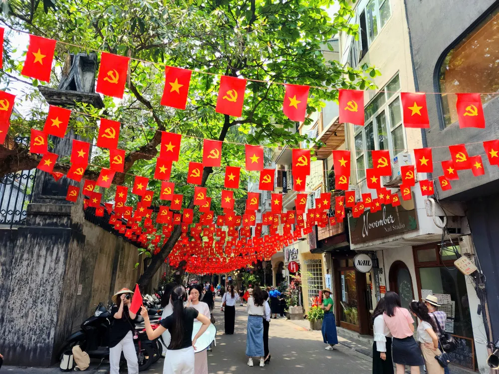 Người dân Hà Nội đổ về Quảng trường Ba Đình chào mừng 50 năm Giải phóng miền Nam - Ảnh 5. Người dân Hà Nội đổ về Quảng trường Ba Đình chào mừng 50 năm Giải phóng miền Nam - Ảnh 5.