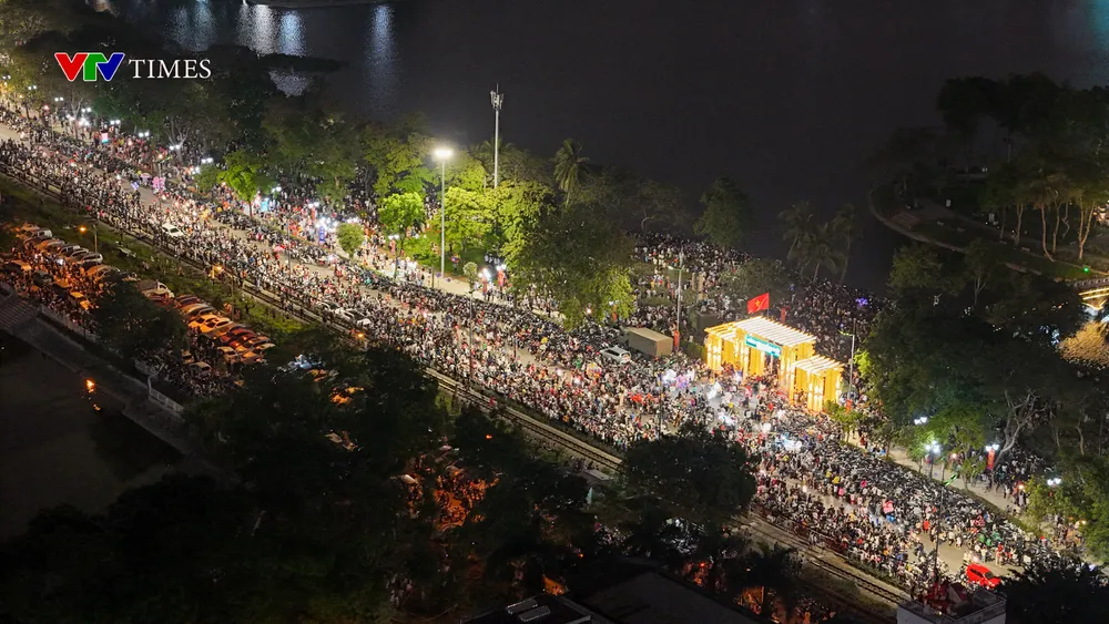 Pháo hoa rực sáng trên bầu trời Hà Nội chào mừng kỷ niệm 50 Ngày Giải phóng miền Nam - Ảnh 13. Pháo hoa rực sáng trên bầu trời Hà Nội chào mừng kỷ niệm 50 Ngày Giải phóng miền Nam - Ảnh 13.