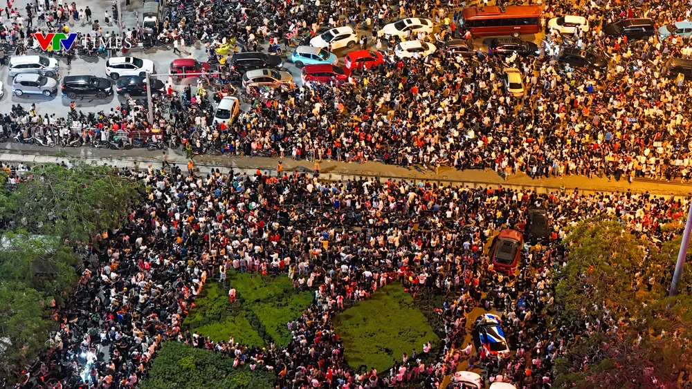 Pháo hoa rực sáng trên bầu trời Hà Nội chào mừng kỷ niệm 50 Ngày Giải phóng miền Nam - Ảnh 2. Pháo hoa rực sáng trên bầu trời Hà Nội chào mừng kỷ niệm 50 Ngày Giải phóng miền Nam - Ảnh 2.