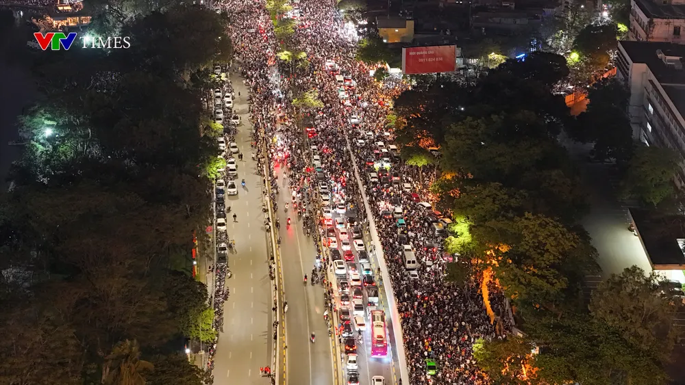 Pháo hoa rực sáng trên bầu trời Hà Nội chào mừng kỷ niệm 50 Ngày Giải phóng miền Nam - Ảnh 11. Pháo hoa rực sáng trên bầu trời Hà Nội chào mừng kỷ niệm 50 Ngày Giải phóng miền Nam - Ảnh 11.