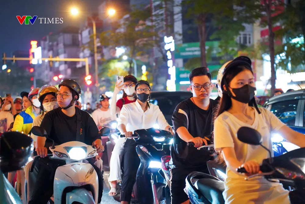 Pháo hoa rực sáng trên bầu trời Hà Nội chào mừng kỷ niệm 50 Ngày Giải phóng miền Nam - Ảnh 5. Pháo hoa rực sáng trên bầu trời Hà Nội chào mừng kỷ niệm 50 Ngày Giải phóng miền Nam - Ảnh 5.