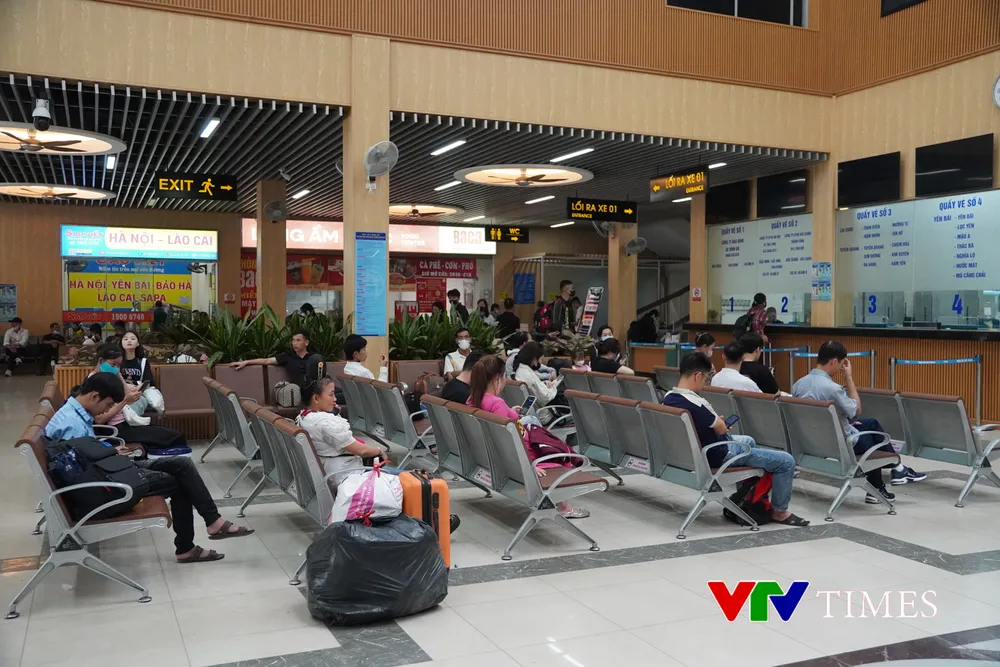 Hà Nội: Dòng người đổ về các bến xe trong ngày làm việc cuối cùng trước kỳ nghỉ 30/4 - Ảnh 4. Hà Nội: Dòng người đổ về các bến xe trong ngày làm việc cuối cùng trước kỳ nghỉ 30/4 - Ảnh 4.