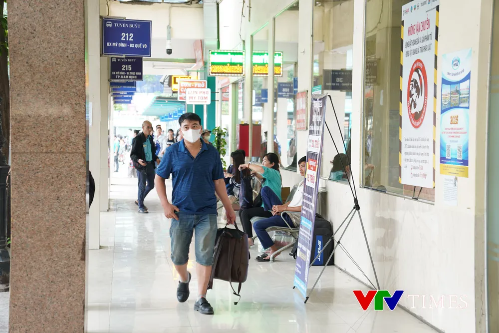 Hà Nội: Dòng người đổ về các bến xe trong ngày làm việc cuối cùng trước kỳ nghỉ 30/4 - Ảnh 8. Hà Nội: Dòng người đổ về các bến xe trong ngày làm việc cuối cùng trước kỳ nghỉ 30/4 - Ảnh 8.