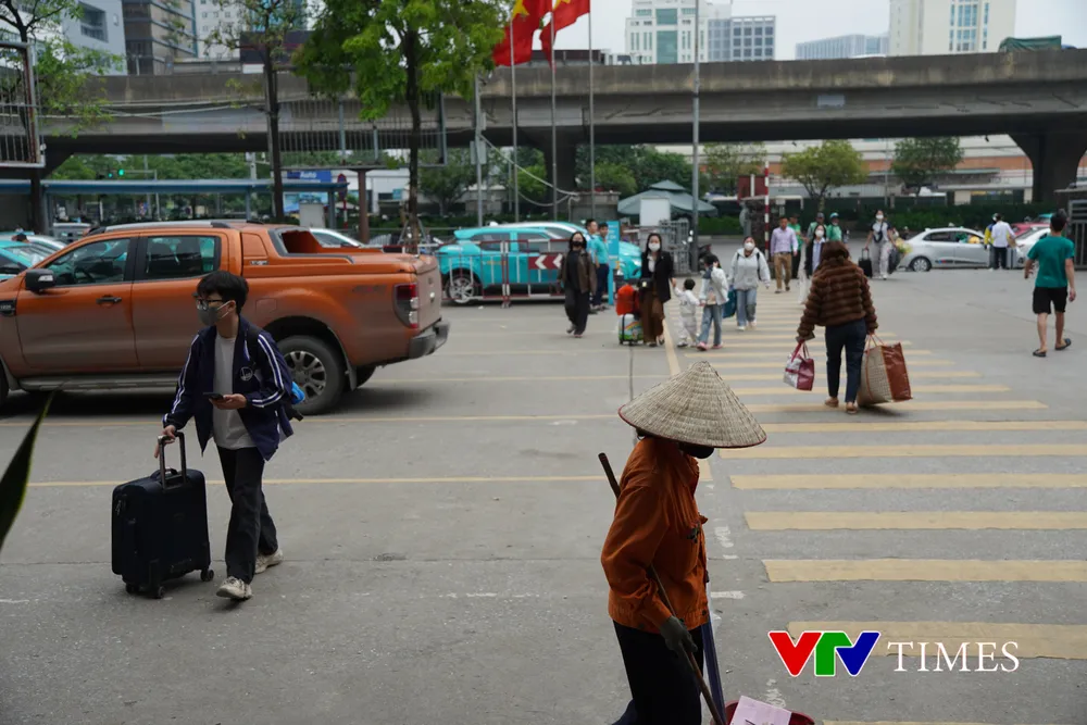 Hà Nội: Dòng người đổ về các bến xe trong ngày làm việc cuối cùng trước kỳ nghỉ 30/4 - Ảnh 14. Hà Nội: Dòng người đổ về các bến xe trong ngày làm việc cuối cùng trước kỳ nghỉ 30/4 - Ảnh 14.