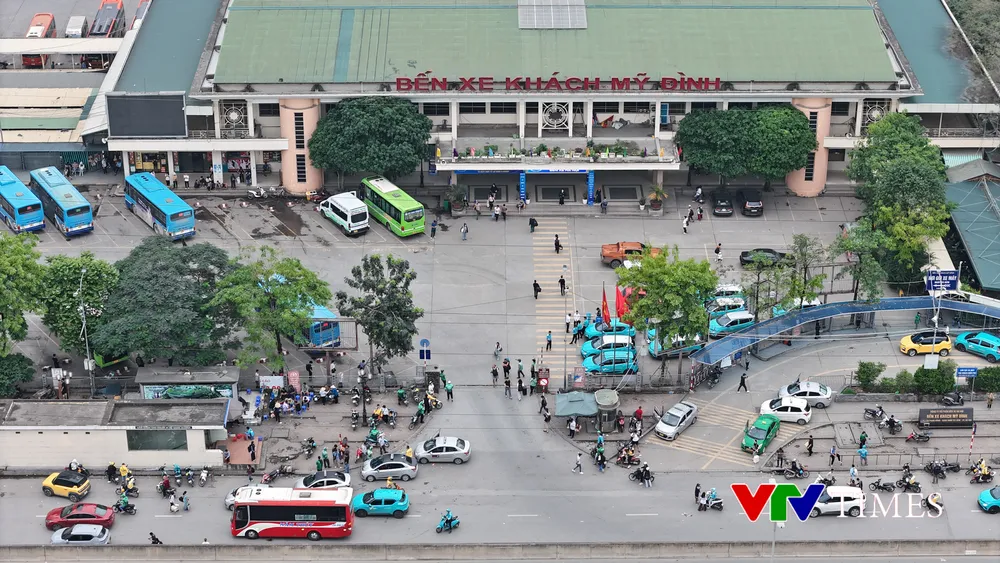 Hà Nội: Dòng người đổ về các bến xe trong ngày làm việc cuối cùng trước kỳ nghỉ 30/4 - Ảnh 13. Hà Nội: Dòng người đổ về các bến xe trong ngày làm việc cuối cùng trước kỳ nghỉ 30/4 - Ảnh 13.
