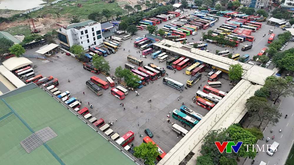 Hà Nội: Dòng người đổ về các bến xe trong ngày làm việc cuối cùng trước kỳ nghỉ 30/4 - Ảnh 11. Hà Nội: Dòng người đổ về các bến xe trong ngày làm việc cuối cùng trước kỳ nghỉ 30/4 - Ảnh 11.