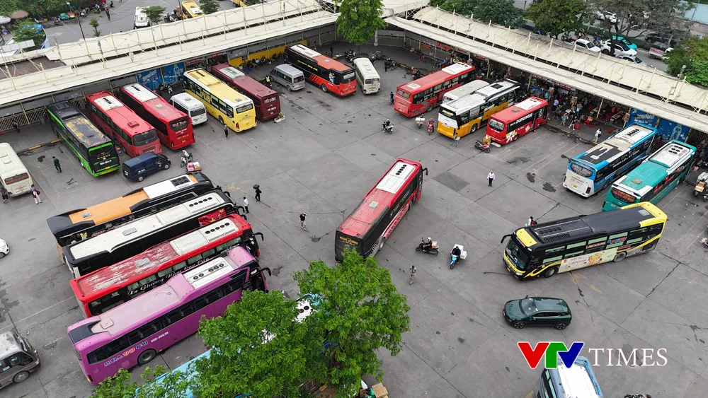 Hà Nội: Dòng người đổ về các bến xe trong ngày làm việc cuối cùng trước kỳ nghỉ 30/4 - Ảnh 12. Hà Nội: Dòng người đổ về các bến xe trong ngày làm việc cuối cùng trước kỳ nghỉ 30/4 - Ảnh 12.