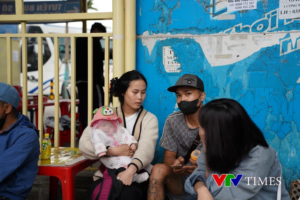 Hà Nội: Dòng người đổ về các bến xe trong ngày làm việc cuối cùng trước kỳ nghỉ 30/4 - Ảnh 3. Hà Nội: Dòng người đổ về các bến xe trong ngày làm việc cuối cùng trước kỳ nghỉ 30/4 - Ảnh 3.