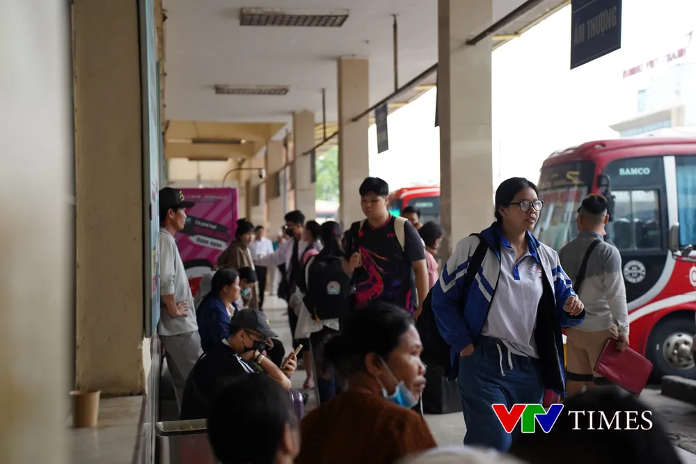 Hà Nội: Dòng người đổ về các bến xe trong ngày làm việc cuối cùng trước kỳ nghỉ 30/4 - Ảnh 6. Hà Nội: Dòng người đổ về các bến xe trong ngày làm việc cuối cùng trước kỳ nghỉ 30/4 - Ảnh 6.