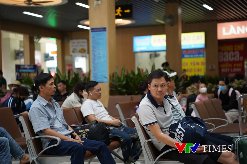 Hà Nội: Dòng người đổ về các bến xe trong ngày làm việc cuối cùng trước kỳ nghỉ 30/4 - Ảnh 5. Hà Nội: Dòng người đổ về các bến xe trong ngày làm việc cuối cùng trước kỳ nghỉ 30/4 - Ảnh 5.