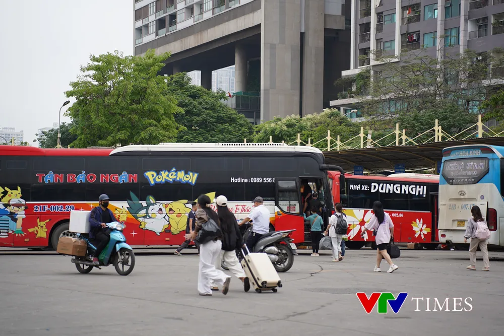Hà Nội: Dòng người đổ về các bến xe trong ngày làm việc cuối cùng trước kỳ nghỉ 30/4 - Ảnh 10. Hà Nội: Dòng người đổ về các bến xe trong ngày làm việc cuối cùng trước kỳ nghỉ 30/4 - Ảnh 10.