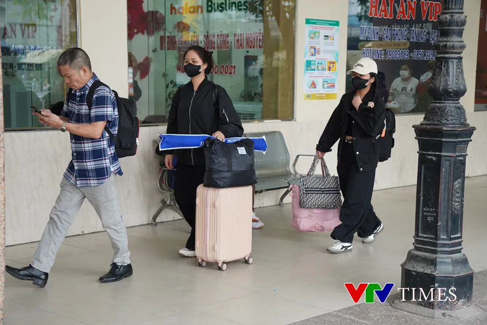 Hà Nội: Dòng người đổ về các bến xe trong ngày làm việc cuối cùng trước kỳ nghỉ 30/4 - Ảnh 7. Hà Nội: Dòng người đổ về các bến xe trong ngày làm việc cuối cùng trước kỳ nghỉ 30/4 - Ảnh 7.