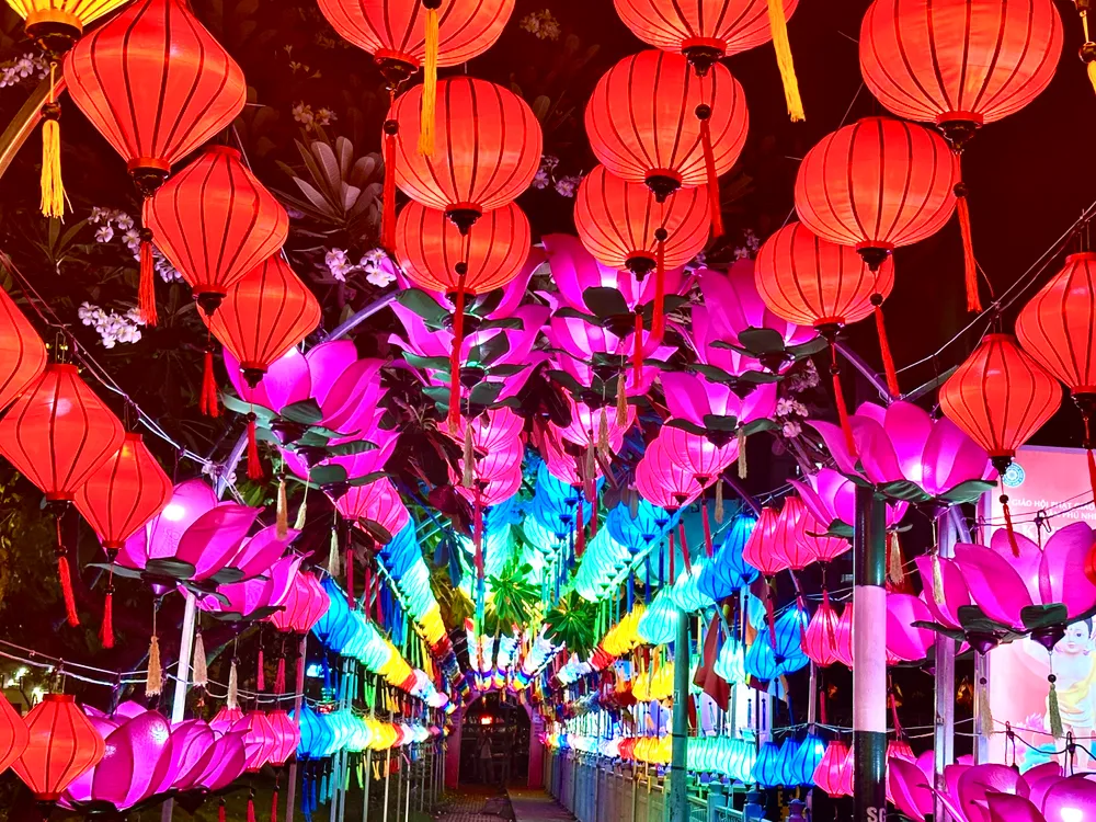 TP Hồ Chí Minh hân hoan chào đón Đại lễ Vesak Liên Hợp Quốc 2025 - Ảnh 5. TP Hồ Chí Minh hân hoan chào đón Đại lễ Vesak Liên Hợp Quốc 2025 - Ảnh 5.