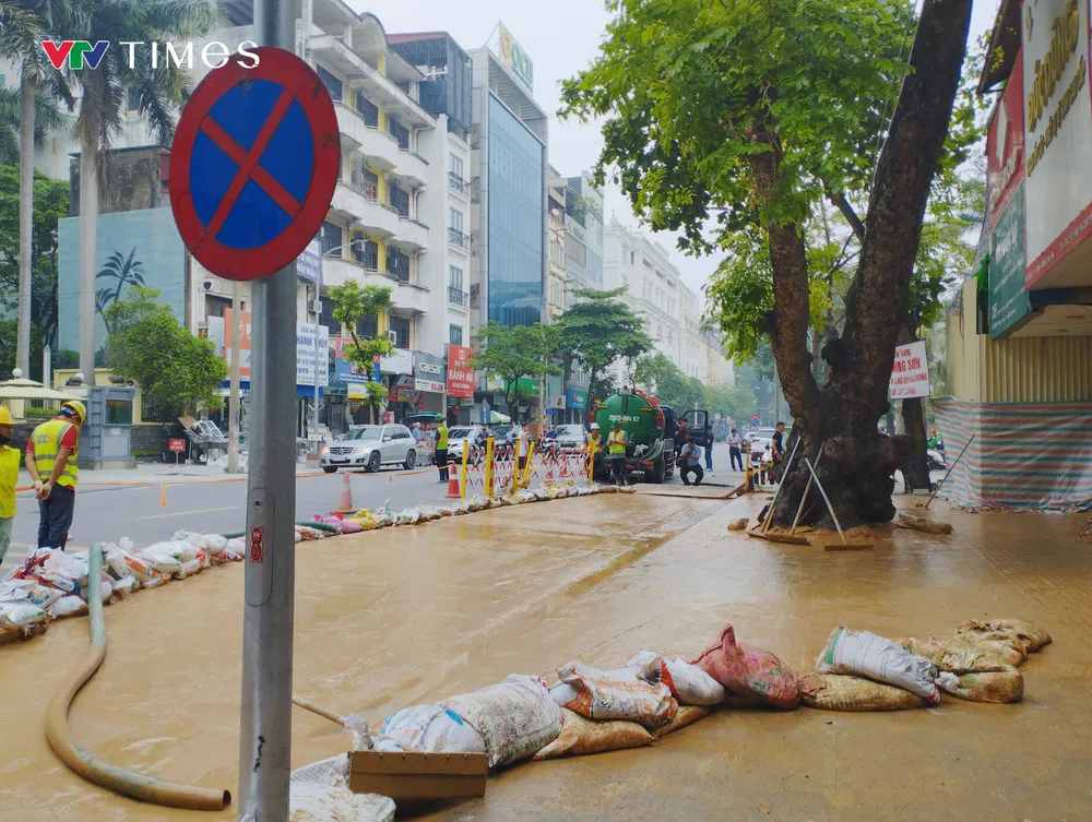 Tạm dừng robot khoan hầm metro để khắc phục sự cố bùn trào tại phố Cát Linh - Ảnh 6. Tạm dừng robot khoan hầm metro để khắc phục sự cố bùn trào tại phố Cát Linh - Ảnh 6.