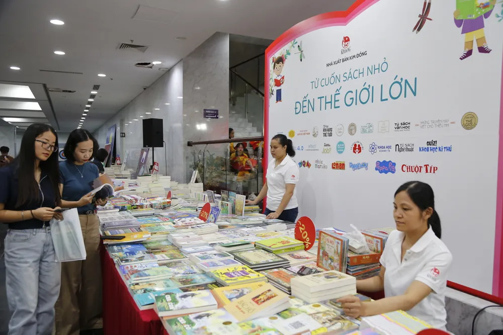 Tưng bừng hội sách thanh niên chào mừng 100 năm ngày Báo chí cách mạng Việt Nam - Ảnh 15.