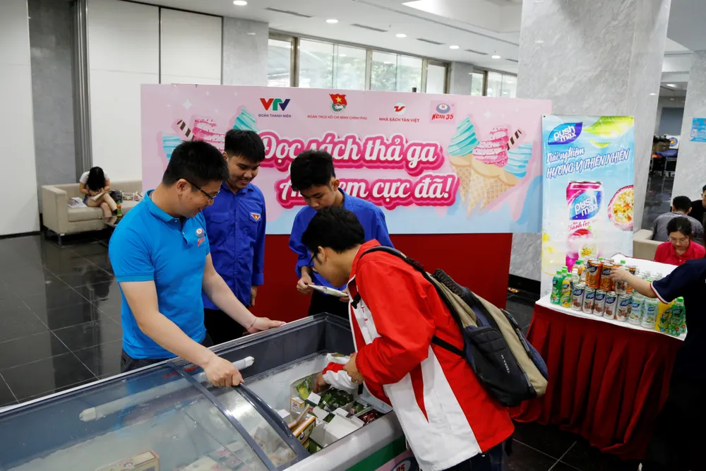 Tưng bừng hội sách thanh niên chào mừng 100 năm ngày Báo chí cách mạng Việt Nam - Ảnh 27.