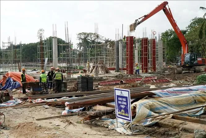 vna_potal_nam_moi_ron_rang_tren_cong_trinh_“chiec_nhan_hoa_binh”_tai_da_nang__stand (1).jpg