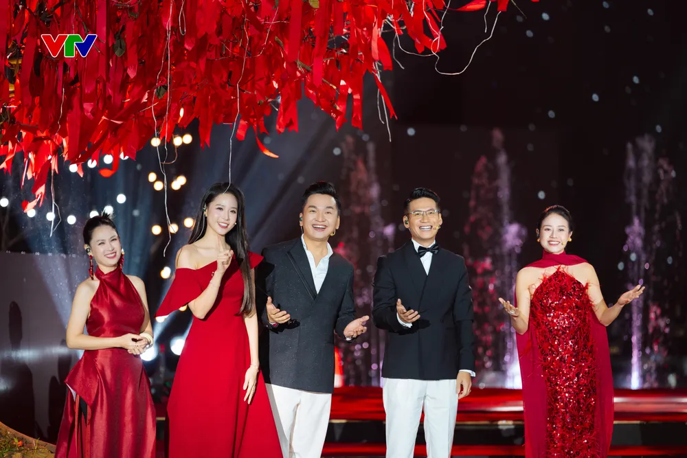 Gặp nhau cuối năm - Quảng trường mùa xuân: Gửi gắm ước vọng về một năm mới hạnh phúc - Ảnh 6.