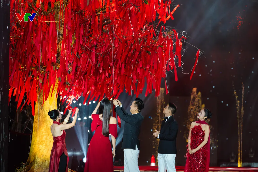 Gặp nhau cuối năm - Quảng trường mùa xuân: Gửi gắm ước vọng về một năm mới hạnh phúc - Ảnh 7.