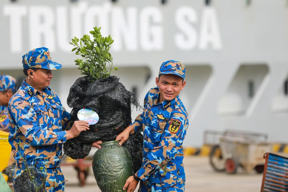 Khi m&ugrave;a xu&acirc;n &ldquo;neo&rdquo; lại giữa tr&ugrave;ng khơi Trường Sa - Ảnh 4.