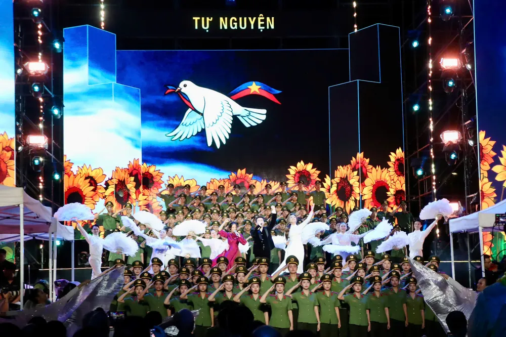 Đêm Gala “Tổ quốc bình yên”: Bản hùng ca dưới mưa và sức mạnh từ lòng dân - Ảnh 18.