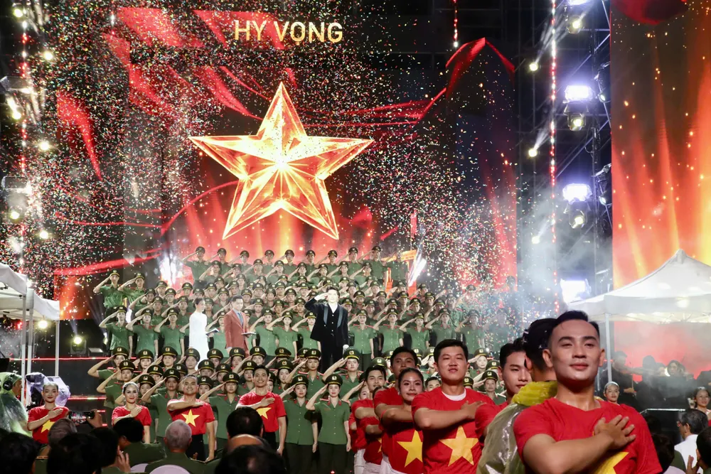 Đêm Gala “Tổ quốc bình yên”: Bản hùng ca dưới mưa và sức mạnh từ lòng dân - Ảnh 19.