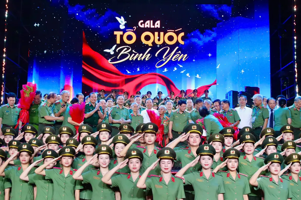 Đêm Gala “Tổ quốc bình yên”: Bản hùng ca dưới mưa và sức mạnh từ lòng dân - Ảnh 21.